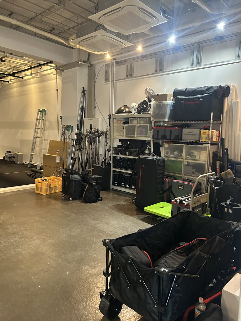E7th_official's tweet photo. 某日

実は、イーセブンスのお仕事は新人タレントの育成だけではありません。
キャスティングのお仕事も数多くやらせていただいております。
キャスティングの現場では他社のタレントさんやモデルさんにご協力頂きながら案件に対応しています。

そのご縁で逆に案件を頂くことも…ありがたいです！ https://t.co/YuQNDEKQMX