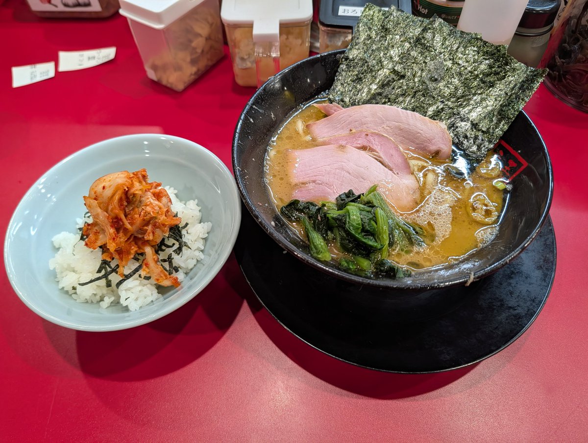 djfumio89's tweet photo. ラーメンの旅！仙台編
ついに、この店に来ました！仙台市にある、王道家直系店の鬼道家で、ラーメン＆キムチまぶしごはんをいただきました！スープは、めっちゃがガツンとくるパンチがあるスープで、何よりローストしたチャーシューがめっちゃ美味かった！
＃仙台
＃鬼道家
＃王道家
＃清水社長 https://t.co/smrbKYmSka