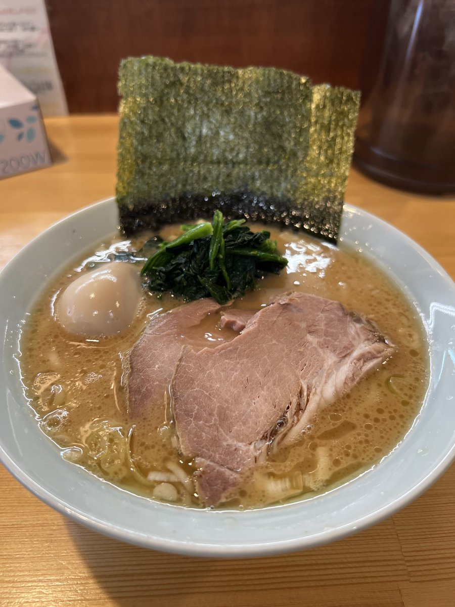 roof_worker's tweet photo. 米沢市
家系ラーメン 鷲さん

しょうゆ 並
味玉

今日は暑いので
ウスメヤワラカメスクナメで注文👀
いつ食べても
この濃厚な豚骨醤油ラーメン
うまい���ぁ〜😋
店主さんはじめスタッフさんの
丁寧な接客もとてもいいです👏

また来ます🙌
ごちそう様でした🙏 https://t.co/rHd0FdNtmM