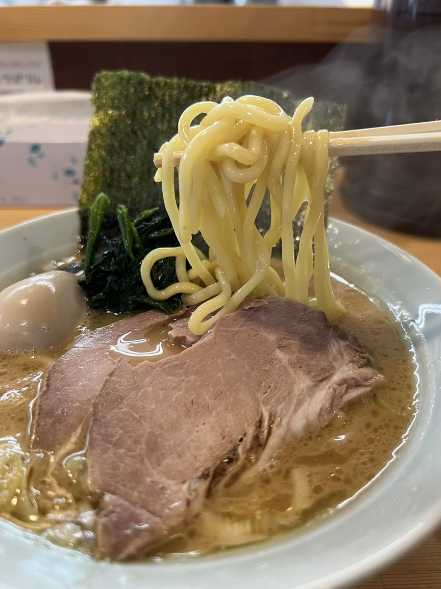 roof_worker's tweet photo. 米沢市
家系ラーメン 鷲さん

しょうゆ 並
味玉

今日は暑いので
ウスメヤワラカメスクナメで注文👀
いつ食べても
この濃厚な豚骨醤油ラーメン
うまい���ぁ〜😋
店主さんはじめスタッフさんの
丁寧な接客もとてもいいです👏

また来ます🙌
ごちそう様でした🙏 https://t.co/rHd0FdNtmM