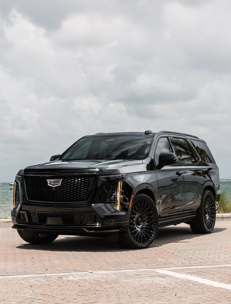 LuxuryCars365's tweet photo. Cadillac Escalade V ☁️ https://t.co/f1dW8WFwXa