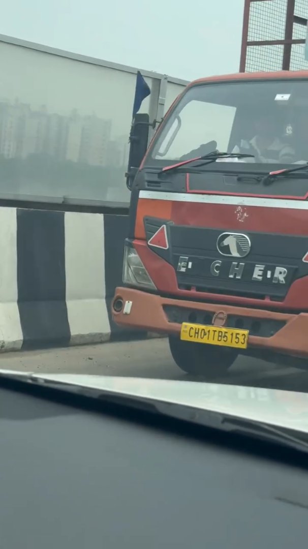 ILoveGurgaon_in's tweet photo. गुरुग्राम के Conscient Mall के पास Dwarka Expressway पर कई ट्रक रॉन्ग साइड चलते दिखाई दिए।
👉यह लापरवाही किसी बड़े हादसे की वजह बन सकती है।
👉गुरुग्राम पुलिस को ऐसे लापरवाह ट्रक ड्राइवरों पर सख्त कार्रवाई करनी चाहिए इनके लाइसेंस रद्द करने चाहिए
👉 एक्सप्रेसवे पर बार बार ट्रक ड्राइवरों की लापरवाही और ट्रैफिक नियमों का कड़ाई से पालन कराने के लिए सख्त कदम उठाने चाहिए।

@gurgaonpolice @TrafficGGM @NayabSainiBJP @DC_Gurugram @NHAI_Official @nitin_gadkari @DGPHaryana 

#Gurugram #Gurgaon