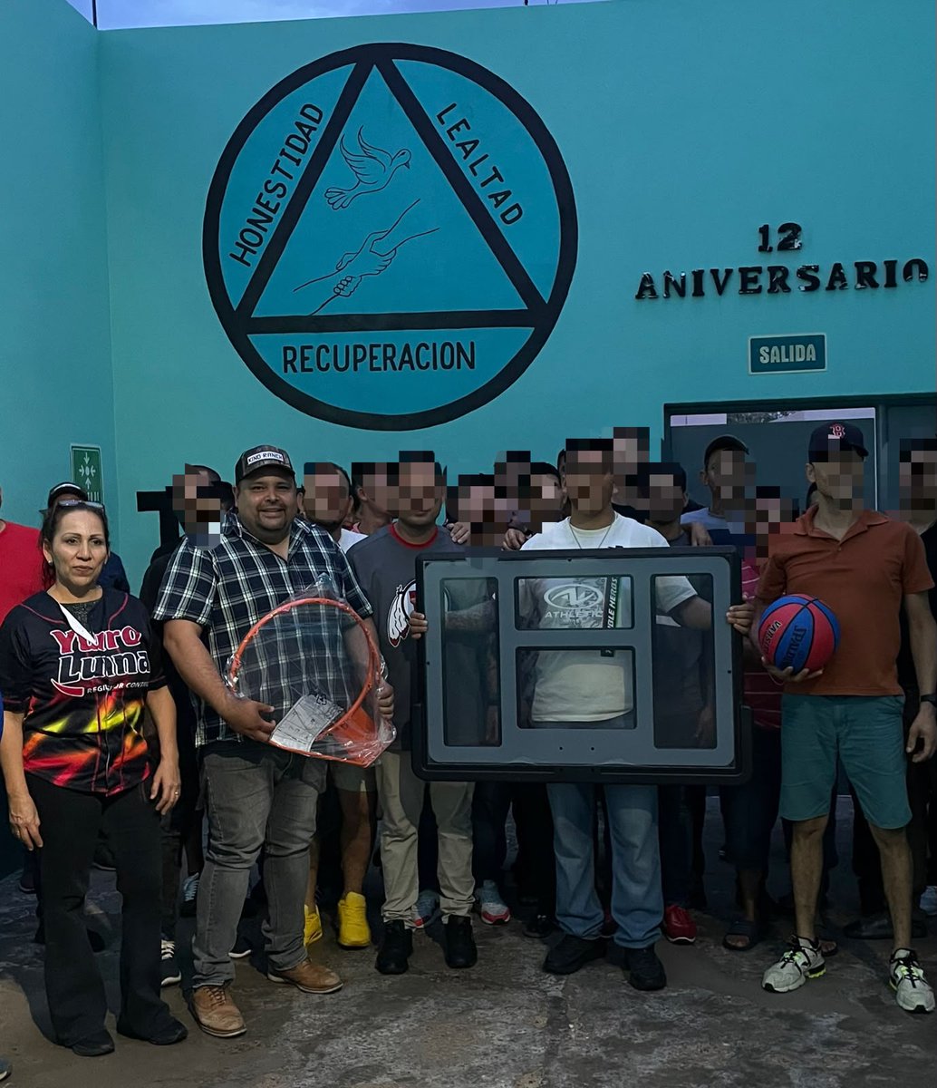 feroropeza20's tweet photo. Cumpliendo la palabra empeñada, el Regidor del PT en el Ayuntamiento de Hermosillo @LunaSugich  regresó con tablero y balón, para jóvenes del norte de la ciudad que luchan contra la adicción.
El deporte es disciplina, es recreación, es recuperación, esperanza y reinserción.  #RegidorContigo