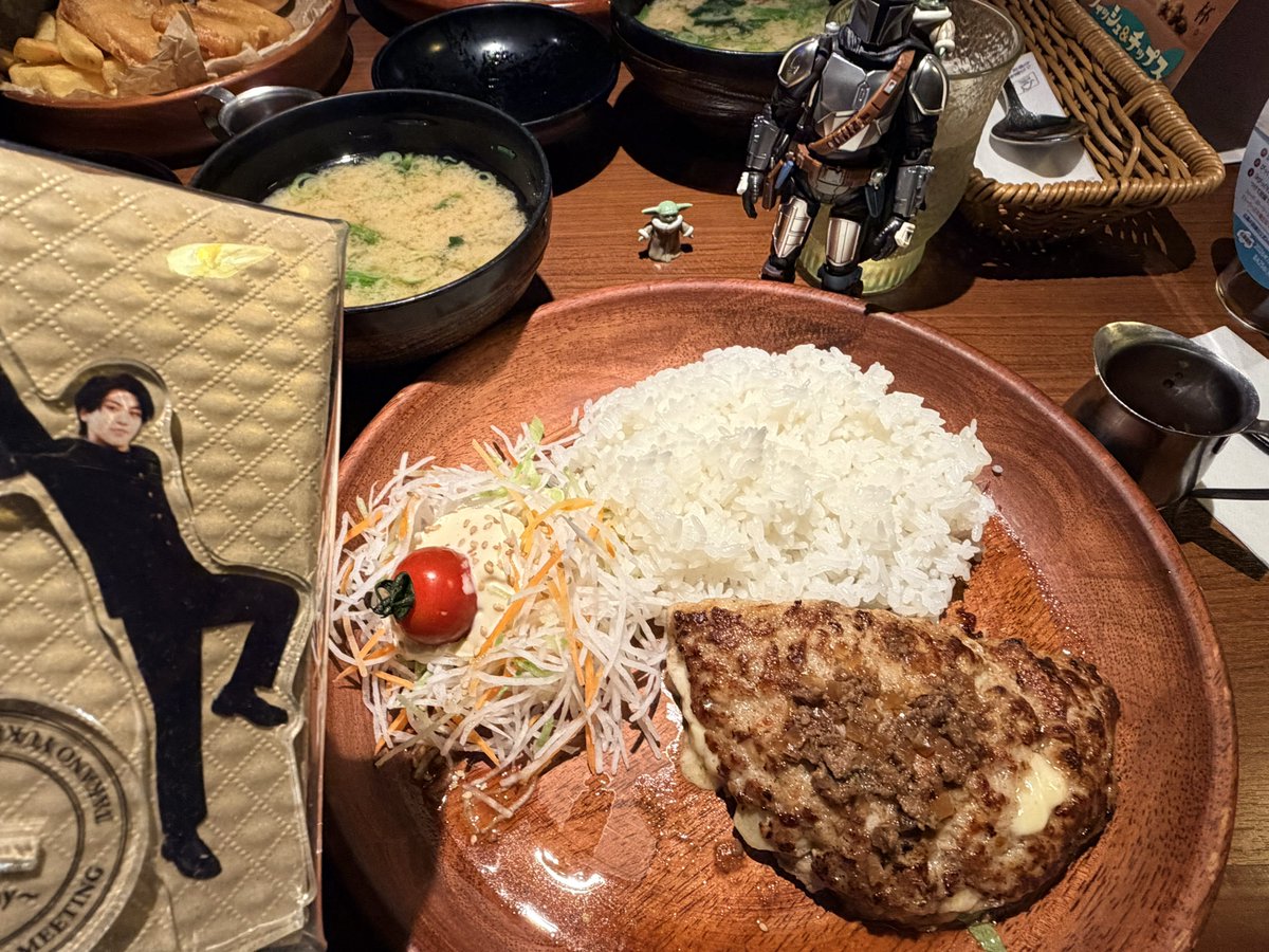 butakomasan's tweet photo. マンドーとグーちゃん見切れとるやん https://t.co/X7DitR1iay