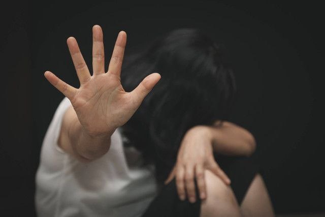 xcandrapratams's tweet photo. Update kasus pemerkosaan perempuan 15 tahun di Sampang, Madura oleh 27 orang remaja.

Hingga hari ini, dari 27 tersangka baru 13 yang ketangkep, sementara 14 lainnya masih buron. Buat yg belum tau kasusnya, ini kelewat biadab sih.

Para pelaku saling kenal, korban diajak ketemu, dibawa ke tempat sepi, dicekokin alkohol, diancam, lalu dirudapaksa.

Peristiwanya terjadi dalam kurun waktu Februari-Mei 2026 di sejumlah lokasi berbeda: semak-semak, belakang sekolah, hingga rumah pelaku.

Daftar 13 pelaku yang udah ketangkep: MHA (13), MFS (13), AS (14), AP (15), APS (15), MA (15), D (16), W (17), MR (17), MH (17), AR (17), F (25), R (42).

Kasusnya udah rame dari 5 hari yang lalu, tapi per tadi malem baru nambah 1 pelaku yang ketangkep. 

Bantu kawal kasusnya biar 14 pelaku lainnya keciduk dan lekas dikandangin frenn!!!✊🏻