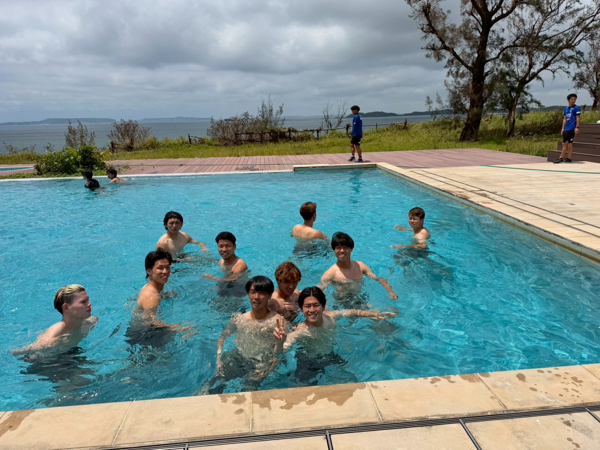 OfficialThespa's tweet photo. 【夏季キャンプ情報】

ルール講習会のあとは、宿泊施設内にある大きなプールでトレーニング。どことなくプール授業のようにも見えますが、昨日のTRMで疲れた体をしっかりとリカバリーしました。それにしても、楽しそうですね🏊‍♂️😆

#thespa #ザスパ群馬 #挑戦の先へ https://t.co/5heYREvLt5