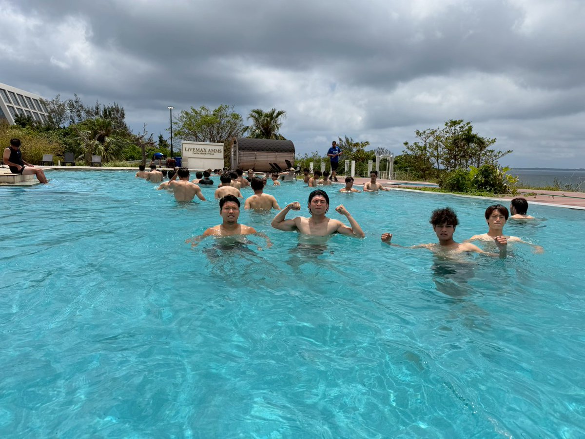 OfficialThespa's tweet photo. 【夏季キャンプ情報】

ルール講習会のあとは、宿泊施設内にある大きなプールでトレーニング。どことなくプール授業のようにも見えますが、昨日のTRMで疲れた体をしっかりとリカバリーしました。それにしても、楽しそうですね🏊‍♂️😆

#thespa #ザスパ群馬 #挑戦の先へ https://t.co/5heYREvLt5