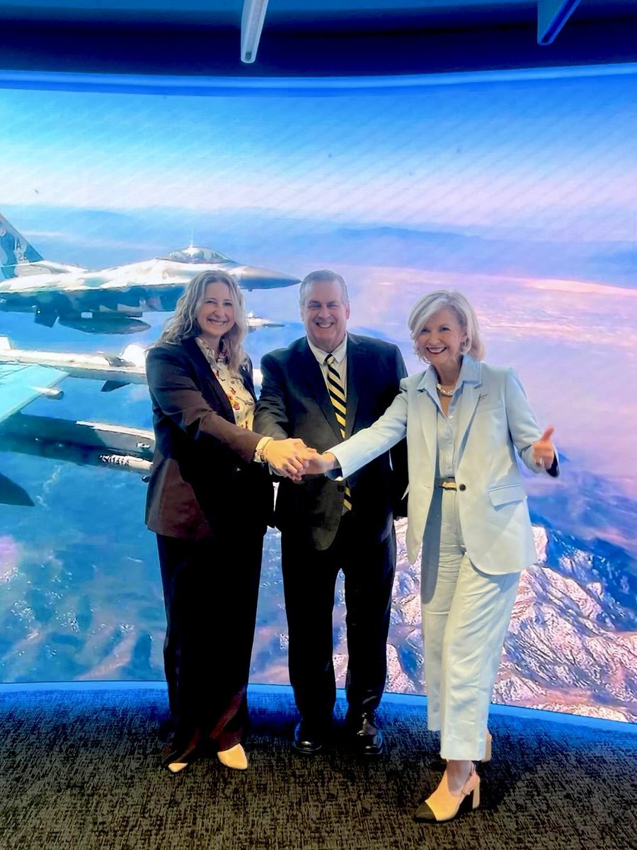 SA_Defensa's tweet photo. 📍Fort Worth, #UnitedStates (🇺🇸)

Peruvian (🇵🇪) Ambassador to the U.S., Alfredo Ferrero, visited @LockheedMartin facilities in Fort Worth to receive a presentation on the capabilities of the F-16.

The @fapperu is set to be one of the next operators of the F-16 Blk. 70. https://t.co/7sESz4AQl9