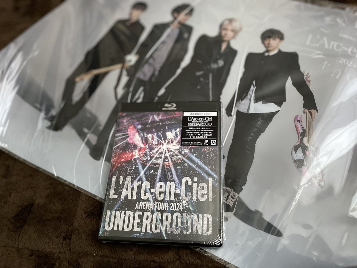 airn13's tweet photo. ラルクのDVD届いたー🌈
先月映画館で観た時も思ったけど、感受性が豊かになるとかのレベルではなく、各会場感受性が爆発していくツアーだったな。

お家でも楽しみますー！クリアポスターやっぱいいなぁ🤩
#LArcenCiel
#35thLAnniversary 
#underground https://t.co/sD0qRG94ot