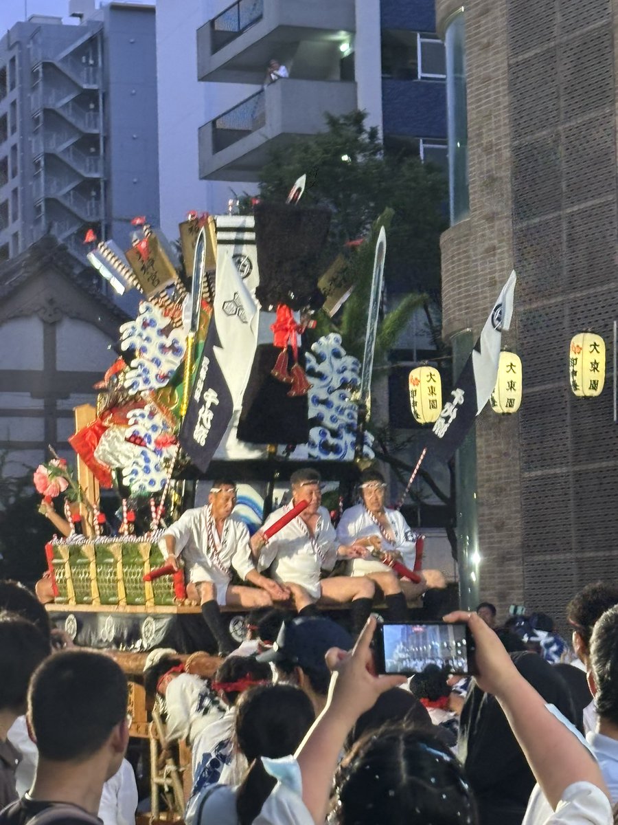 saichannel's tweet photo. 26時すぎから櫛田神社前でスタンバイして追い山見物。
早朝、福博の町を締め込み姿の男衆が勢い水を浴びながら駆け���けます。
オイサーオイサー
#博多祇園山笠 #jブリ #Yuka #Tuesday https://t.co/QZ5cKhdIv8