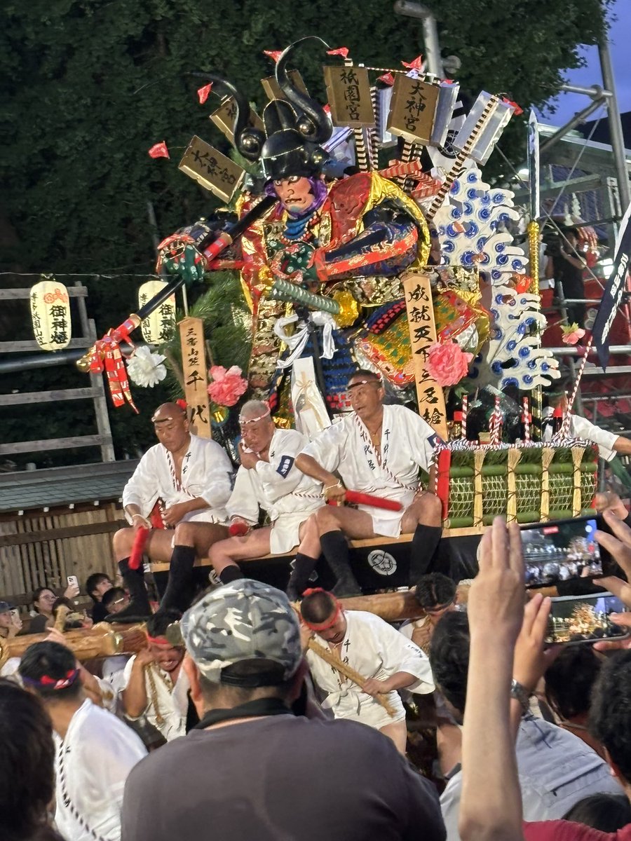 saichannel's tweet photo. 26時すぎから櫛田神社前でスタンバイして追い山見物。
早朝、福博の町を締め込み姿の男衆が勢い水を浴びながら駆け���けます。
オイサーオイサー
#博多祇園山笠 #jブリ #Yuka #Tuesday https://t.co/QZ5cKhdIv8