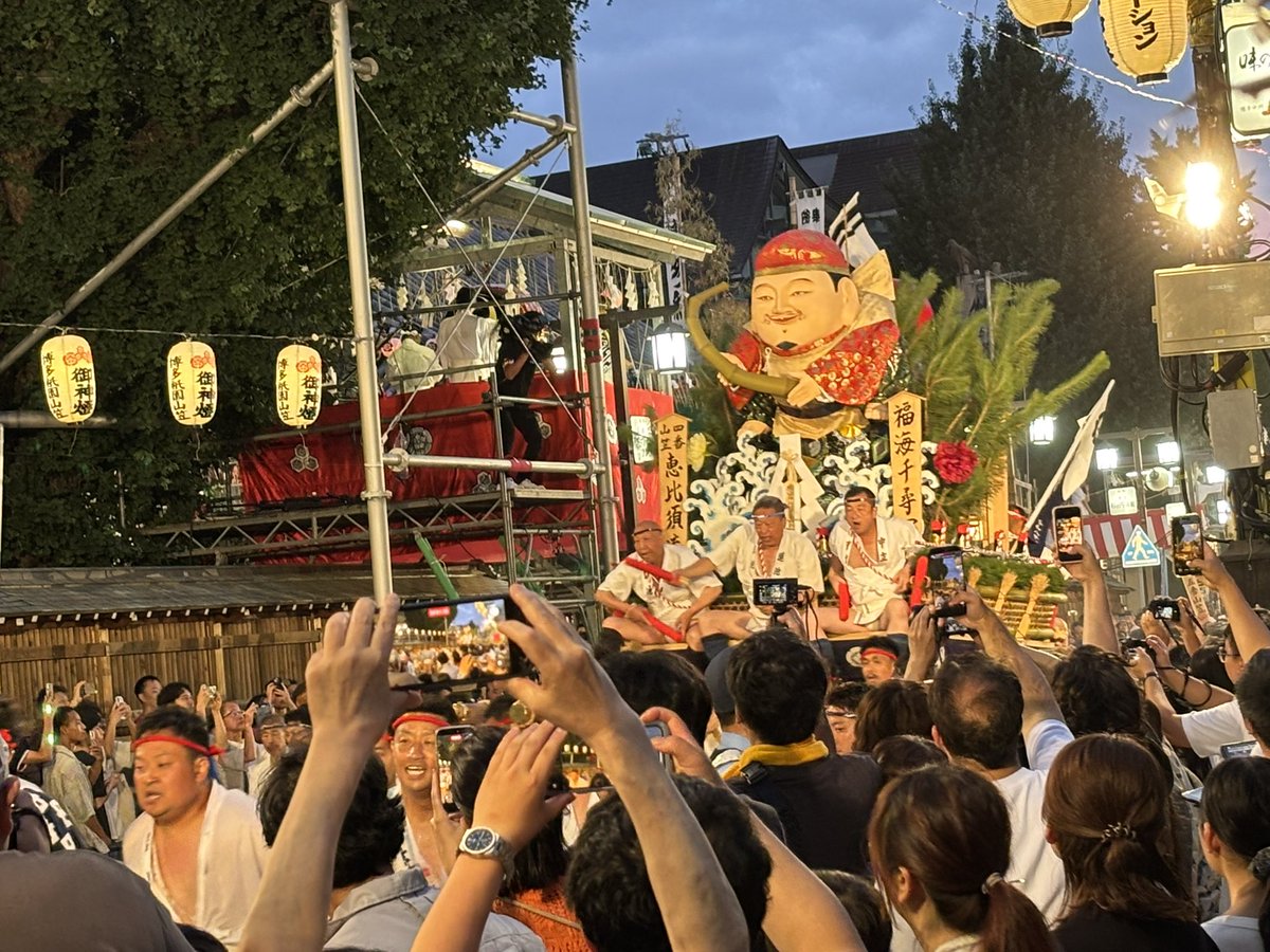 saichannel's tweet photo. 26時すぎから櫛田神社前でスタンバイして追い山見物。
早朝、福博の町を締め込み姿の男衆が勢い水を浴びながら駆け���けます。
オイサーオイサー
#博多祇園山笠 #jブリ #Yuka #Tuesday https://t.co/QZ5cKhdIv8