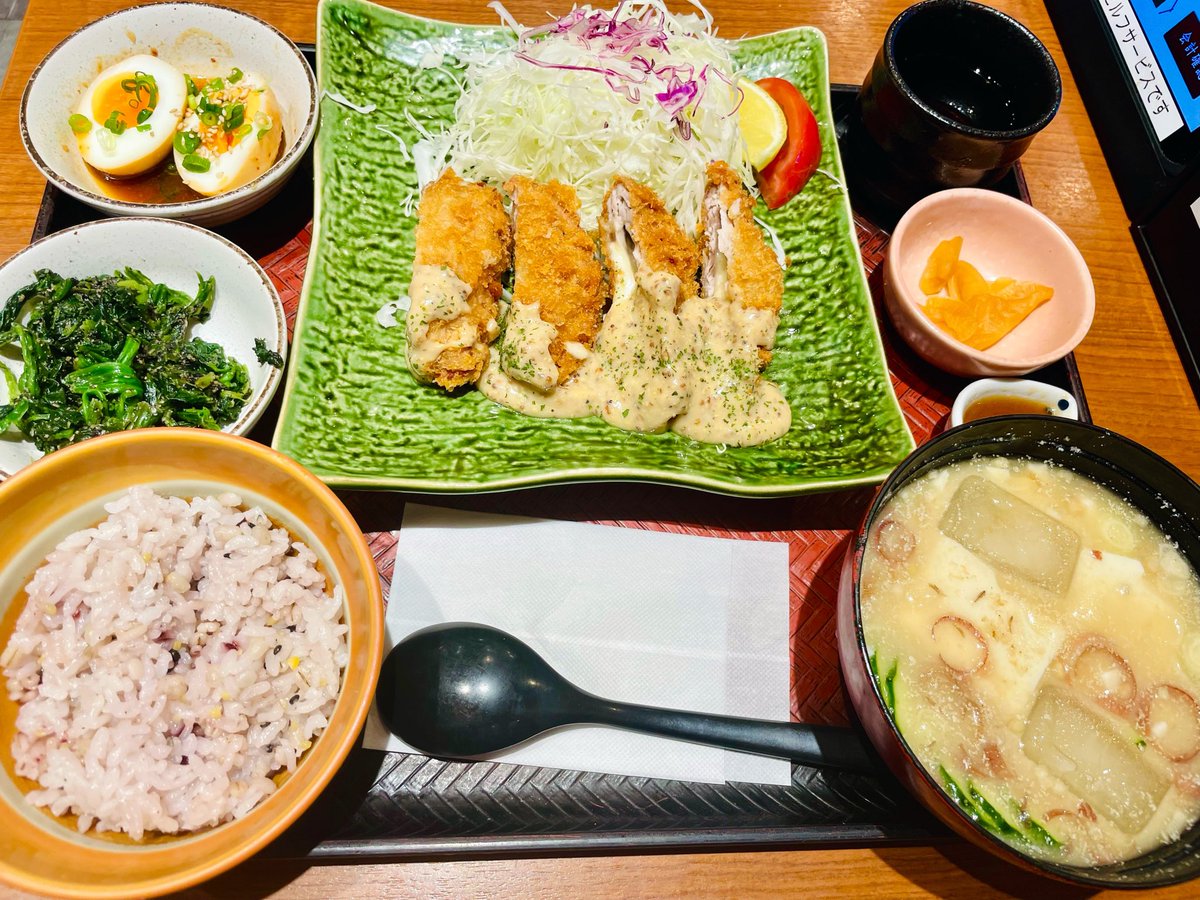 SAL900012's tweet photo. 大戸屋 で
とろ～りチーズのヒレかつ
マスタードクリームソース定食 を
五穀米 少なめで
やみつき玉子 と
ほうれん草の胡麻和え と
麦みそ冷や汁 を
いただきました！ https://t.co/ibuiWFQuf0