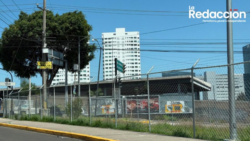 LaRedaccion_Pue's tweet photo. 🧐| Por cierto, hoy que volvió #Atanacio a la agenda: mandó a quitar su publicidad del predio del #Cablebus; lástima que la dejó en el puente peatonal https://t.co/lRtsBXZHTd