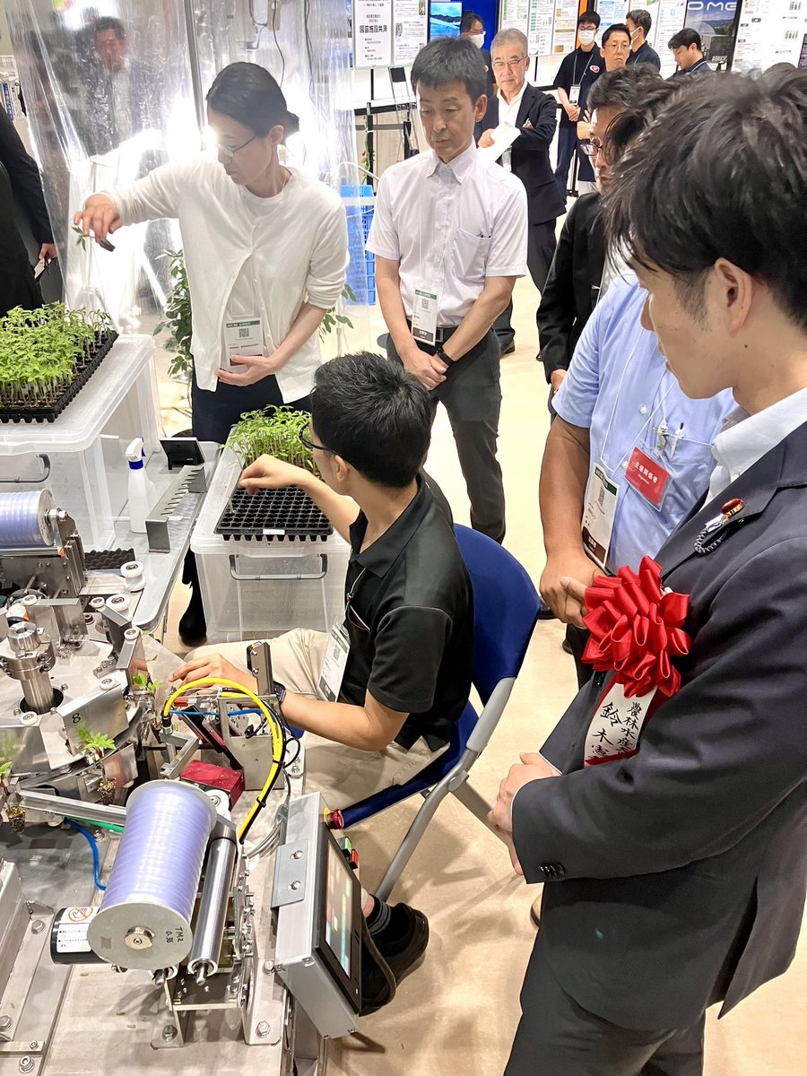 norikazu_0130's tweet photo. 施設園芸用ハウスのビニールは、どのくらい耐久性あるか知ってますか？

ビッグサイトでの施設園芸・植物工場展示会で見つけたAGCさんの高性能フッ素樹脂フィルムが、なんと36年超の耐久年数ギネス記録！

日本の技術・研究で、フードテックを成長分野とし、日本の食料供給力と世界の食料安保に貢献！ https://t.co/0MEcu1anUN