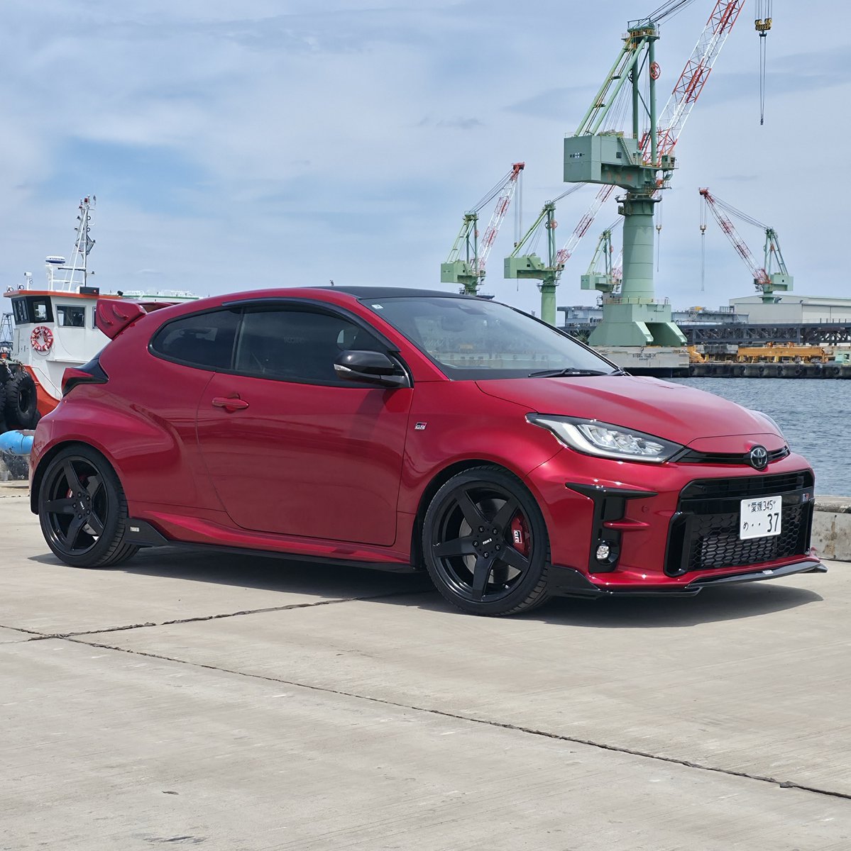 yuyanin7's tweet photo. ホイール交換しました！
TOM'S TWF01
18×9J+45  フラットブラック
Hankook Ventus evo K137
255/35R18
締結ボルトアップデート
アライメント調整もしてもらって
元々付いてたHKSの車高調も相まって
走りも良くなり最高にカッコよくなりました！ #GRヤリス #トムス https://t.co/1jU3RD7eWN