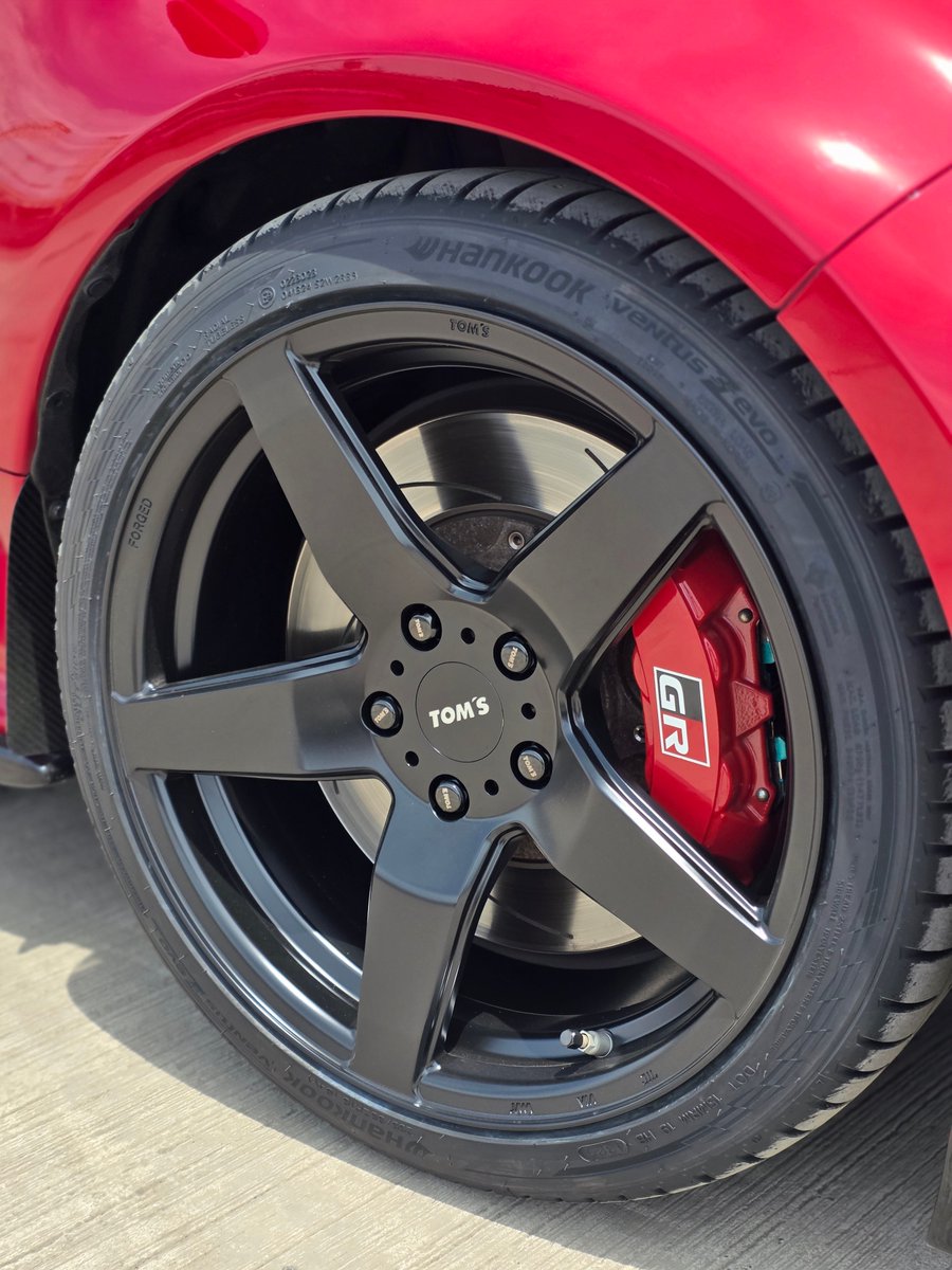 yuyanin7's tweet photo. ホイール交換しました！
TOM'S TWF01
18×9J+45  フラットブラック
Hankook Ventus evo K137
255/35R18
締結ボルトアップデート
アライメント調整もしてもらって
元々付いてたHKSの車高調も相まって
走りも良くなり最高にカッコよくなりました！ #GRヤリス #トムス https://t.co/1jU3RD7eWN