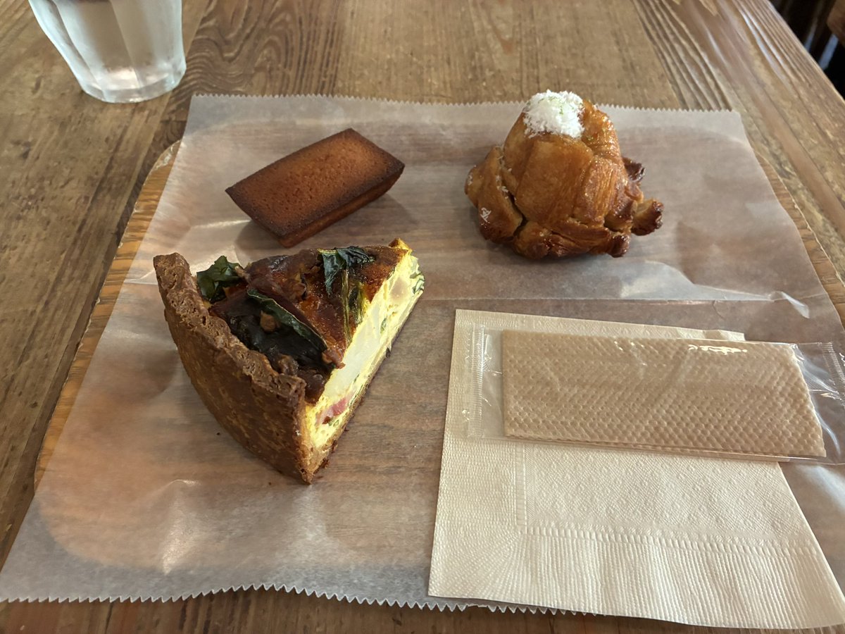 kitaji_mk's tweet photo. @soymilk11111 六本木のパン屋
これで2,200円、お家賃の味がして美味しかったです。 https://t.co/RxudfyaxM3