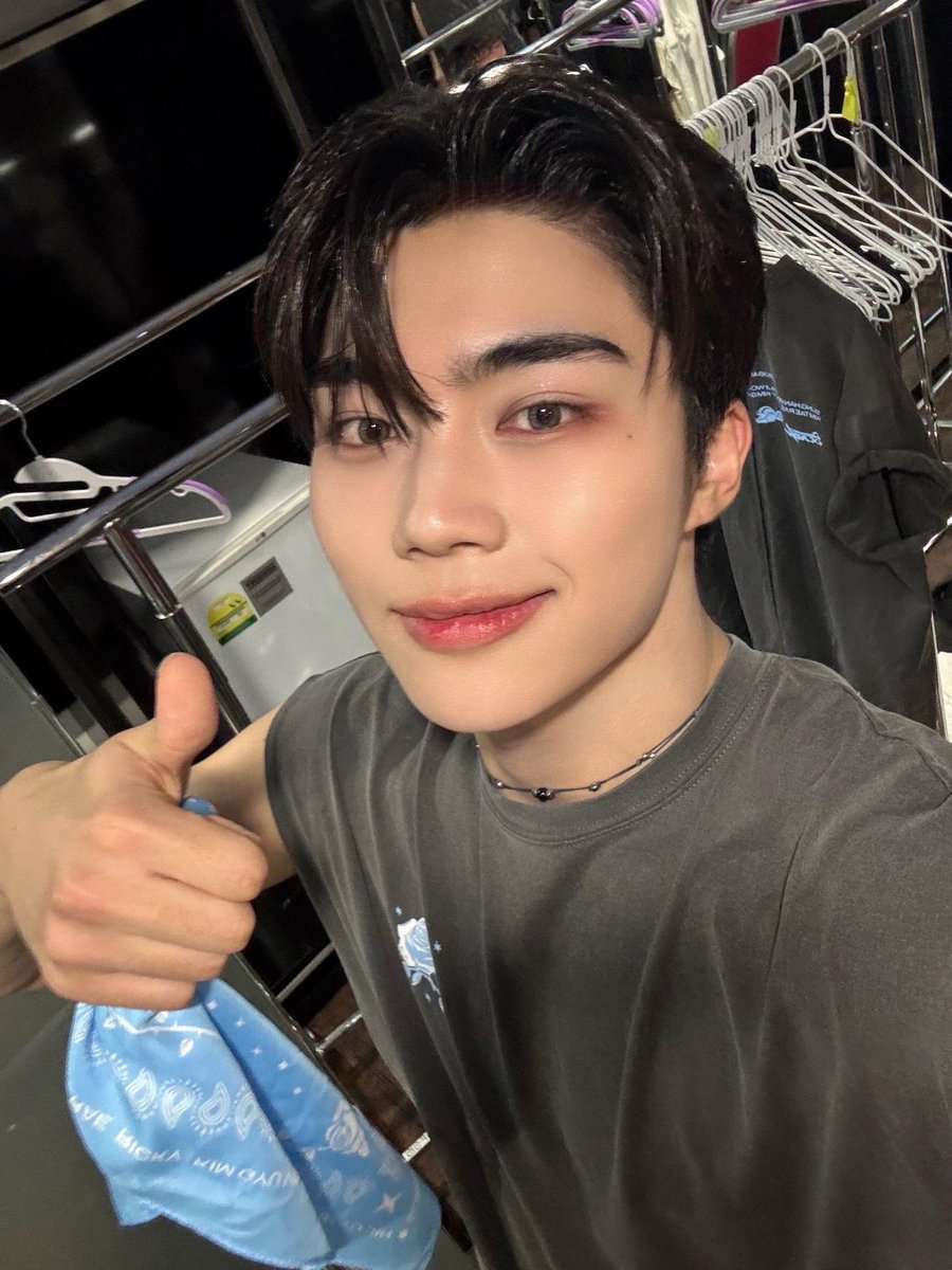 gw0110p05's tweet photo. it's time to appreciate his forehead and those perfect eyebrows https://t.co/S552ZebzNL