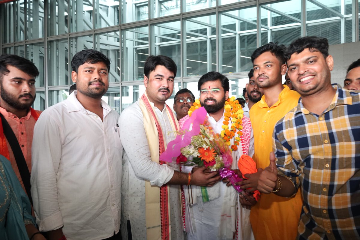ABVPBanga's tweet photo. কলকাতা মহানগরের পক্ষ থেকে ABVP রাষ্ট্রীয় সাধারণ সম্পাদক  ডাঃ বীরেন্দ্র সিং সোলাঙ্কি মহাশয়কে স্বামী বিবেকানন্দের পূণ্যভূমিতে স্বাগতম জানানো হয়।

বিশেষভাবে উপস্থিত ছিলেন রাজ্য সম্পাদক নীলকন্ঠ ভট্টাচার্য, Pharma Vision ন্যাশনাল কনভেনর অপূর্ব নন্দী, কলকাতা মহানগর সম্পাদক স্বাধীন হালদার।

#ABVPKolkata
#ABVPBanga