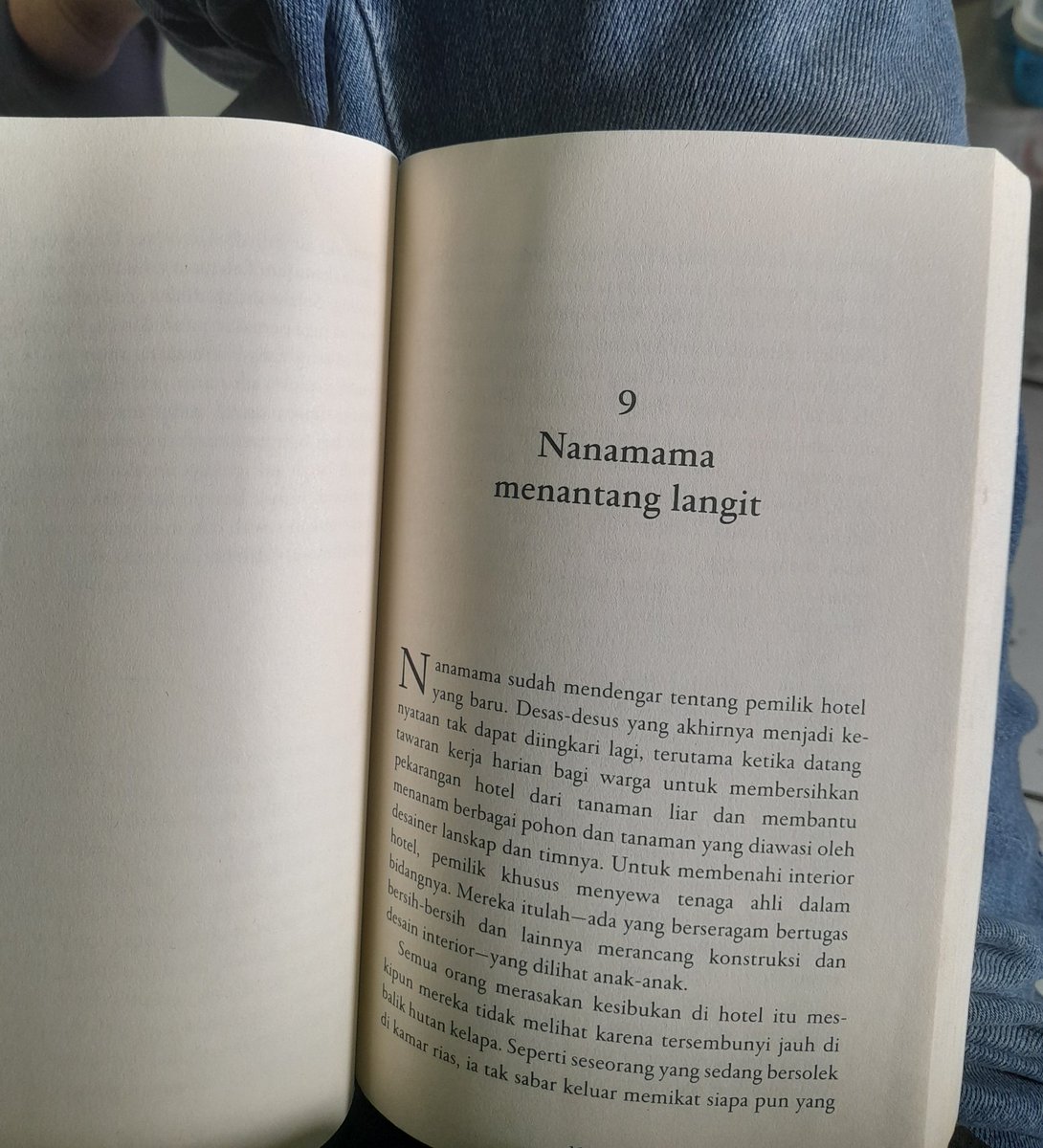 incrusades's tweet photo. Stealing spare time at work to read. https://t.co/jq3hmVtxkQ