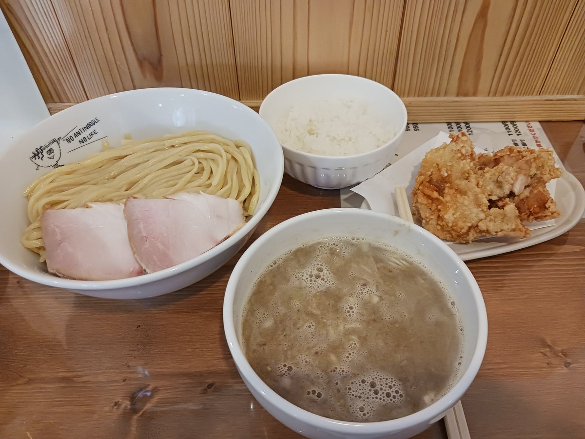 wero4170's tweet photo. 今日の昼飯は高松市の「ANTI NOODLE」で鶏煮込みつけ麺と唐揚げセットです( ´ ꒳ ` )ﾉ
魚粉が入ってるので黒っぽい汁ですが、こちらもしっかり鶏白湯となってます( ´ ꒳ ` )ﾉ https://t.co/4SdAlWFT8x