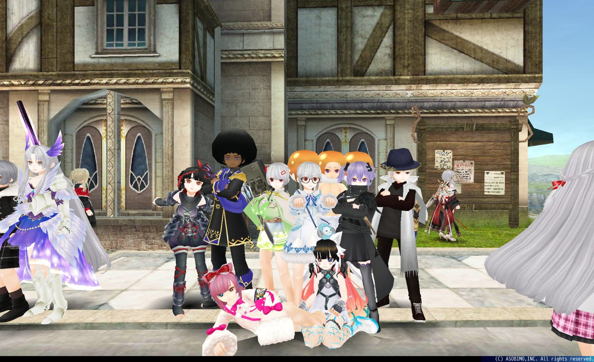 MiyamuraAS16's tweet photo. People in Indonesia servers are really interesting 🤣 some just started asking everyone to gather around to take a picture. No hello no introduction just come here let's take a picture. So funny and humble 
#bemmo #bemmoshow #toramonline #toam https://t.co/fG6PaLck9N