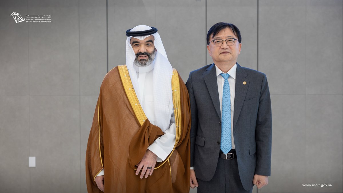 McitGovSa's tweet photo. شارك و��د منظومة الاقتصاد الرقمي والتقنية والفضاء، برئاسة معالي المهندس عبدالله السواحه @aalswaha، في جلسة حوارية موسعة مع الجمعية الكورية لصناعة الذكاء الاصطناعي والبرمجيات KOSA، برئاسة السيد جون هي جو، وبمشاركة عدد من الشركات الكورية؛ وناقشوا فرص التعاون في الذكاء الاصطناعي والبرمجيات والحوسبة السحابية، وتطوير الخدمات الحكومية الرقمية، وتعزيز التكامل بين الشركات في البلدين، وتنمية المواهب التقنية.