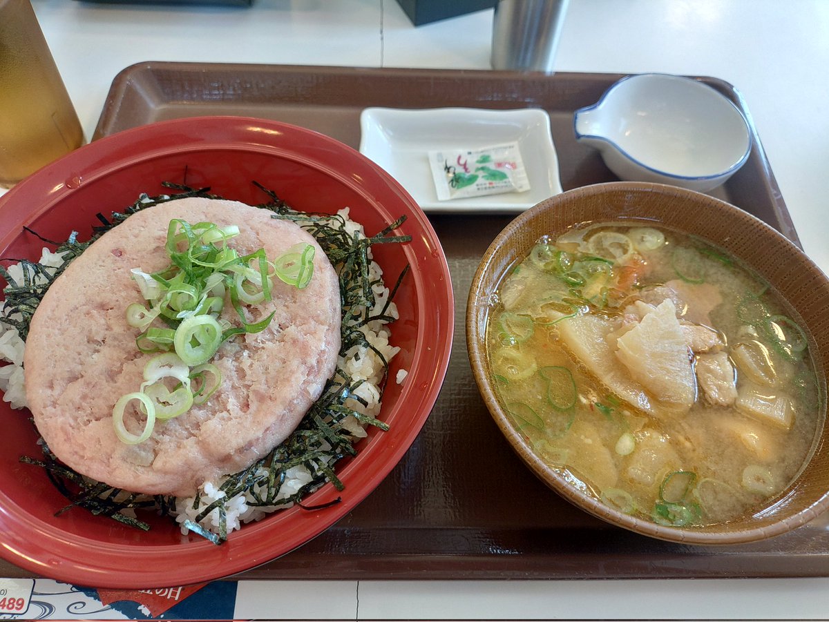 rocket74534026's tweet photo. 今日のランチは…

まぐろたたき丼(ご飯大盛)730円&amp;豚汁ミソラーメン360円😋😋😋

#上田市
#すき家 https://t.co/tPbTZPI1Xz