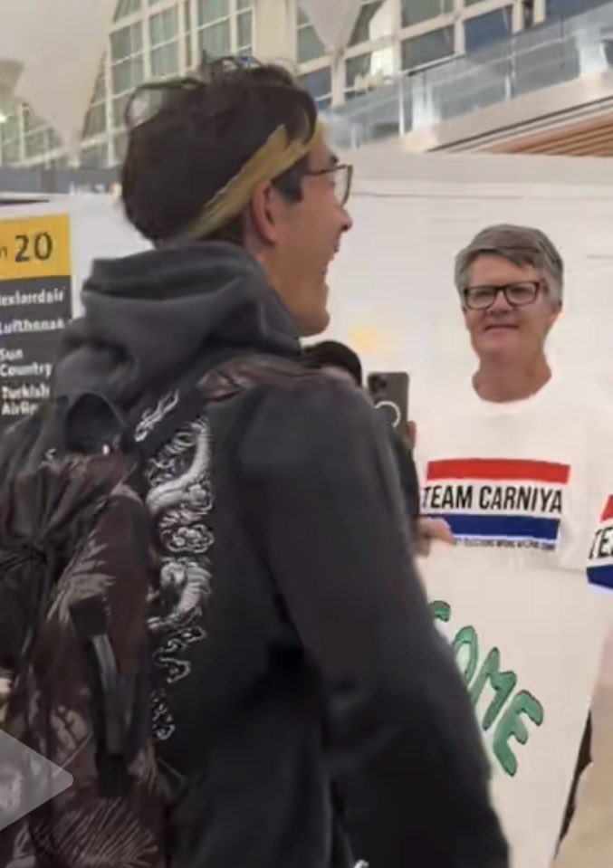 silverrubi's tweet photo. carl’s dad wearing a team carniya t-shirt at the denver airport to welcome his son IM ILL 

#carniya #loveislandusa https://t.co/Lieey3FPPe