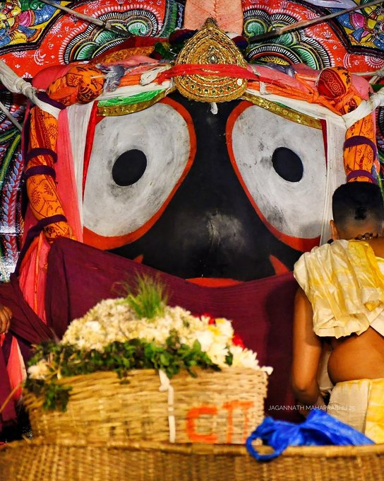 odiajagat's tweet photo. ।। ଶ୍ରୀମନ୍ଦିରରେ ରଥଯାତ୍ରା ବା ଘୋଷଯାତ୍ରା ଭାଗ - ୧ ।। 
 
ଜୟ ଜଗନ୍ନାଥ, ଓଁ ନମୋ ଭଗବତେ ବାସୁଦେବାୟ । ମହାପ୍ରଭୁ ଶ୍ରୀଜଗନ୍ନାଥ ହେଉଛନ୍ତି ଲୀଳାମୟ ଠାକୁର । ମହାପ୍ରଭୁଙ୍କର ବହୁ ପର୍ବପର୍ବାଣି ଅନୁଷ୍ଠିତ ହୁଏ । କୁହାଯାଇଛି - ‘ବାର ମାସରେ ତେର ପର୍ବ ।' ଏହି ତେର ସଂଖ୍ୟାଟି ବେଶ୍ ସାଙ୍କେତିକ । ଅବଶ୍ୟ ମହାପ୍ରଭୁଙ୍କର ଗୋଟିଏ ବର୍ଷ ମଧ୍ୟରେ ବାର ଗୋଟି ପ୍ରଧାନ ଯାତ୍ରା ଅନୁଷ୍ଠିତ ହୋଇଥାଏ । ଏହା ବ୍ୟତୀତ ଶ୍ରୀମନ୍ଦିରରେ ଅନେକ ପର୍ବପର୍ବାଣ, ଯାତ୍ରା, ଉପଯାତ୍ରା ପାଳିତ ହୁଏ । ବିଭିନ୍ନ ଯାନିଯାତ୍ରାର ଏକ ମହୋତ୍ସବ ପୀଠ ହେଉଛି ଶ୍ରୀମନ୍ଦିର । ତେବେ ମହାପ୍ରଭୁଙ୍କର ପ୍ରସିଦ୍ଧ ଦ୍ବାଦଶ ଯାତ୍ରା । ନିମ୍ନ ଶ୍ଳୋକରେ ପ୍ରତିପାଦିତ ହୋଇଛି -

"ମଞ୍ଚାସ୍ନାନଂ ରଥୋବର ଗତିଃ, ଶୟନଂ ଚାୟନଂ ଦ୍ଵେ ।
 ପାର୍ଶ୍ୱ ବୃତ୍ତି ଶୟନ ନିବୃତ୍ତି, ପାର୍ବଣଂ ପୁଷ୍ୟପୂଜା ।।
 ଦୋଳ କେଳି ଦମନକ ଚାପି , କମ୍ପପୂର୍ଣ୍ଣି ତୃତୀୟାଂ ।
 ଏଷାଂ ଯାତ୍ରାଂ ଭୁବନ ବନ୍ଦିତାଂ, ଦ୍ୱାଦଶେୟୋ ନରେନ୍ଦ୍ର ।।"

ଅର୍ଥାତ୍ ଏହି ଦ୍ବାଦଶ ଯାତ୍ରା ହେଉଛନ୍ତି- 
(୧) ଦେବସ୍ନାନ 
(୨) ଶ୍ରୀଗୁଣ୍ଡିଚା
(୩) ହରିଶୟନ 
(୪) ଦକ୍ଷିଣାୟନ 
(୫) ପାର୍ଶ୍ଵ ପରିବର୍ତ୍ତନ 
(୬) ଦେବୋତ୍‌ଥାପନ ଯାତ୍ରା 
(୭) ପ୍ରାବରଣ ଯାତ୍ରା 
(୮) ପୁଷ୍ୟାଭିଷେକ ଯାତ୍ରା
(୯) ଉତ୍ତରାୟଣ ଯାତ୍ରା 
(୧୦) ଦୋଳଯାତ୍ରା 
(୧୧) ଦମନକ ଯାତ୍ରା ଏବଂ
 (୧୨) ଅକ୍ଷୟ ତୃତୀୟା ବା ଚନ୍ଦନଯାତ୍ରା । 

ବୈଶାଖ ଶୁକ୍ଳ ଅଷ୍ଟମୀ ତିଥିରେ ହେଉଥିବା ନୀଳାଦ୍ରି ମହୋଦୟକୁ ମିଶାଇ ତେର ଯାତ୍ରା କଥା କୁହାଯାଇଛି ।

ଜୟ ଜଗନ୍ନାଥ, ଓଁ ନମୋ ଭଗବତେ ବାସୁଦେବାୟ ନମଃ ।