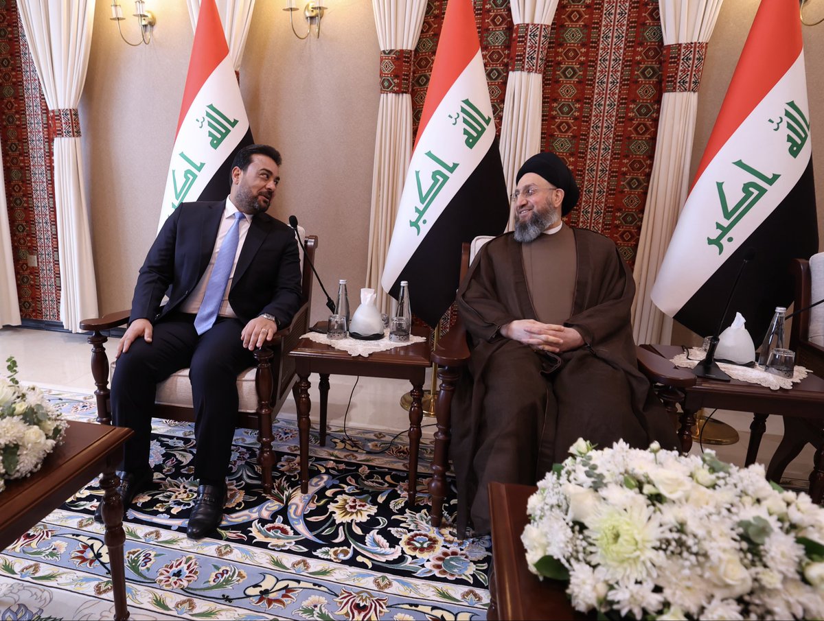 MediaAlhakeem's tweet photo. ي يستهلُّ سماحة السيد الحكيم زيارته لمحافظة الأنبار بلقاء حكومتها المحلية؛ إذ كان في طليعة مستقبليه السيدُ المحافظ المهندس عمر مشعان الدبوس، ورئيسُ مجلس المحافظة الأستاذ حميد دحام العلواني، وأعضاءُ مجلس المحافظة والحكومة المحلية.
وقد أكد سماحته على أهمية الأنبار؛ لتاريخها وعشائرها العريقة وواقعها الجغرافي المتميز محليًا وإقليميًا.
 كما أشار إلى إمكانات المحافظة الاقتصادية، لا سيما ثرواتها من الغاز والمعادن، داعيًا إلى التركيز على التنمية والاقتصاد في المرحلة المقبلة، ومؤكدًا أن الأنبار مؤهلة لتكون رافدًا اقتصاديًا رئيسًا للبلد.
 وأوضح أن أولوية الحكومة تكمن في تطوير قطاع النفط والطاقة عمومًا، مما يتطلب استثمارات وشراكات واسعة للانتقال بالعراق إلى آفاق جديدة.
وبين سماحته أن زيادة إنتاج النفط تتطلب تنويع منافذ التصدير، مؤكدًا في هذا الصدد أهمية مشروع خط أنبوب (بصرة - حديثة)، ومن ثم التصدير نحو سوريا ولبنان والأردن ومصر، لافتًا إلى أن هذه المشاريع ستؤسس لشراكة اقتصادية متينة، تكون فيها الأنبار نقطة اتصال حيوية لتحقيق هذه الأهداف الاستراتيجية.
وفي معرض حديثه عن الأزمة المالية الحالية، أشار السيد الحكيم إلى أن تراجع إنتاج النفط وتصديره في الآونة الأخيرة قد أسهم فيها بشكل كبير؛ نظرًا لاعتماد الموازنة المفرط على الريع النفطي، مؤكدًا أن هذا الضيق المالي مؤقت. 
وفي الوقت نفسه، دعا إلى تنويع مصادر الدخل في الأنبار دون الاعتماد الكلي على الحكومة الاتحادية، مبينًا أن قانون مجالس المحافظات -حال إقراره وتفعيله- سيوفر إيرادات مالية كبيرة للمحافظات، وأن المشاريع الواعدة في مجالي النقل والنفط ستصب مباشرة في مصلحة الأنبار.
كما دعا سماحته إلى حسم ملفات التعويضات وإعادة النازحين عبر اتخاذ قرارات سريعة وتصفير هذه الملفات بالكامل، لئلا تنتقل من حكومة إلى أخرى حال توفر السيولة المالية. 
وأشاد بجهود الحكومة المحلية في خدمة أهالي الأنبار، حافزًا إياهم على المضي قدمًا في إطلاق المشاريع وإدامتها، ومشددًا على أن المحافظة تعيش اليوم حالة ملموسة من الاستقرار والاستدامة. 
واختتم بالدعوة إلى تكامل الأداء بين الحكومات المحلية وتبادل الخبرات والتجارب، مؤكدًا أن زياراته هذه تحمل طابعًا اجتماعيًا يهدف إلى التواصل المستمر مع أهل الأنبار وعشائرها الكريمة.