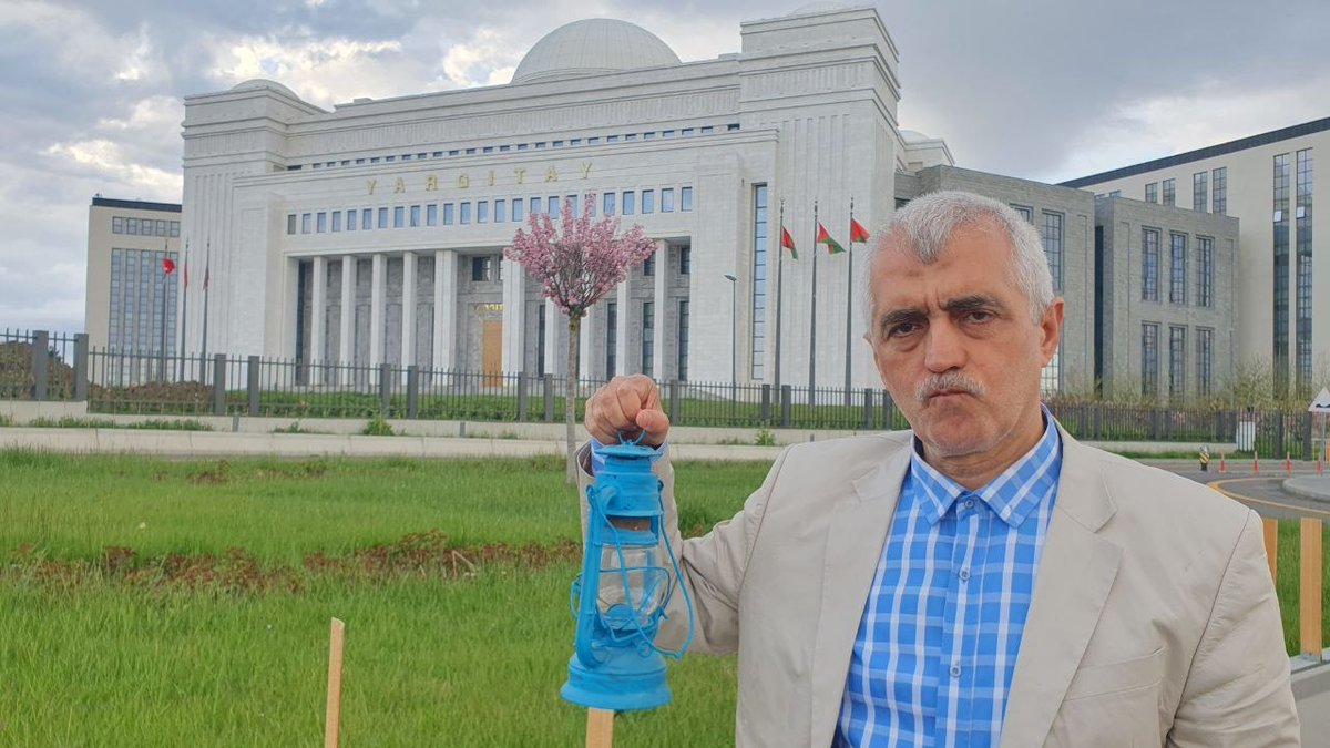 SevincCakir8's tweet photo. "Asker" denilince, "elinde silah vardı" algısıyla askerî öğrenciler ve kursiyer teğmenler de peşinen suçlu ilan edildi.
Oysa onlar öğrenci ve kursiyerdi; karar verme yetkileri de emir verme makamları da yoktu. Bu gerçek göz ardı edilerek binlerce gencin omuzlarına ağır cezalar yüklendi.
Üstelik bunu, kendisini adil ve inançlı olarak tanımlayan insanlar yaptı.
@gergerliogluof #AdaletNöbeti @Akparti @abakingurlek 
@adalet_bakanlik @tcbestepe