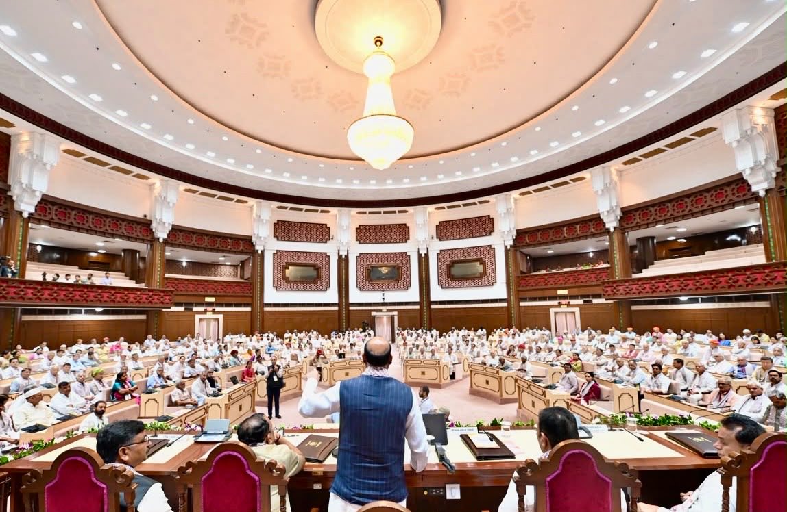 ombirlakota's tweet photo. लोकतांत्रिक परंपराओं, विधायी रीति-नीति और जनप्रतिनिधित्व की समृद्ध विरासत की प्रतीक राजस्थान विधान सभा के गौरवशाली 75 वर्ष के ऐतिहासिक अवसर पर आयोजित ‘विधायी गौरव यात्रा - वर्तमान एवं पूर्व विधायकों का समागम’ के उद्घाटन सत्र को संबोधित किया।

यह विधान सभा मेरे लिए विधायी संस्कारों की प्रारंभिक पाठशाला रही है। इस सदन में लगातार तीन बार निर्वाचित होकर यहाँ के वरिष्ठ विधायकों को सुनने, उनसे सीखने – समझने का अमूल्य अवसर मिला। ऐसे में राजस्थान विधान सभा के ऐतिहासिक 75 वर्ष मेरे लिए भी अत्यंत गर्व का अवसर है।

राजस्थान वीरों की भूमि होने के साथ ही लोकतांत्रिक मूल्यों की महान धरा भी है। राजस्थान की लोकतांत्रिक चेतना केवल पचहत्तर वर्षों की नहीं, बल्कि हजारों वर्षों की विरासत है। पिछले साढ़े सात दशकों में इस सदन ने अनेक ऐतिहासिक विधेयकों, दूरदर्शी बहसों और जनोन्मुख निर्णयों के माध्यम से लोकतंत्र को सशक्त बनाया है।

अपने संबोधन में माननीय सदस्यों से कहा कि राज्य की विधान सभा पूरे प्रदेश की कठिनाइयाँ जानने का प्रत्यक्ष और सबसे सशक्त माध्यम है। यहाँ से आम जन-जीवन की समस्याओं के बारे में जानकर हम समाधान की राह प्रशस्त कर सकते हैं।

समागम में युवा विधायी सदस्यों का आह्वान किया कि वरिष्ठ विधायकों से सीखने की प्रवृत्ति बनाएं रखें। सदन में अधिक से अधिक समय तक रुकें, अपनी बात कहने के बाद और पहले अन्य सदस्यों को भी सुनें।
राजस्थान की महान विधायिका ने देश को बड़े नेता दिए हैं, राष्ट्र की प्रगति में महत्वपूर्ण भूमिका निभाई है। पूर्ण विश्वास है कि आगे भी इस सदन की परंपराएं, यहाँ की विधायी रीति - नीतियां राष्ट्र की प्रतिष्ठा और लोकतंत्र को सशक्त बनाने में अग्रणी रहेंगे।

#RajVidhanSabhaAmritMahotsava 
#VidhayiSamagam #Rajasthan #Jaipur