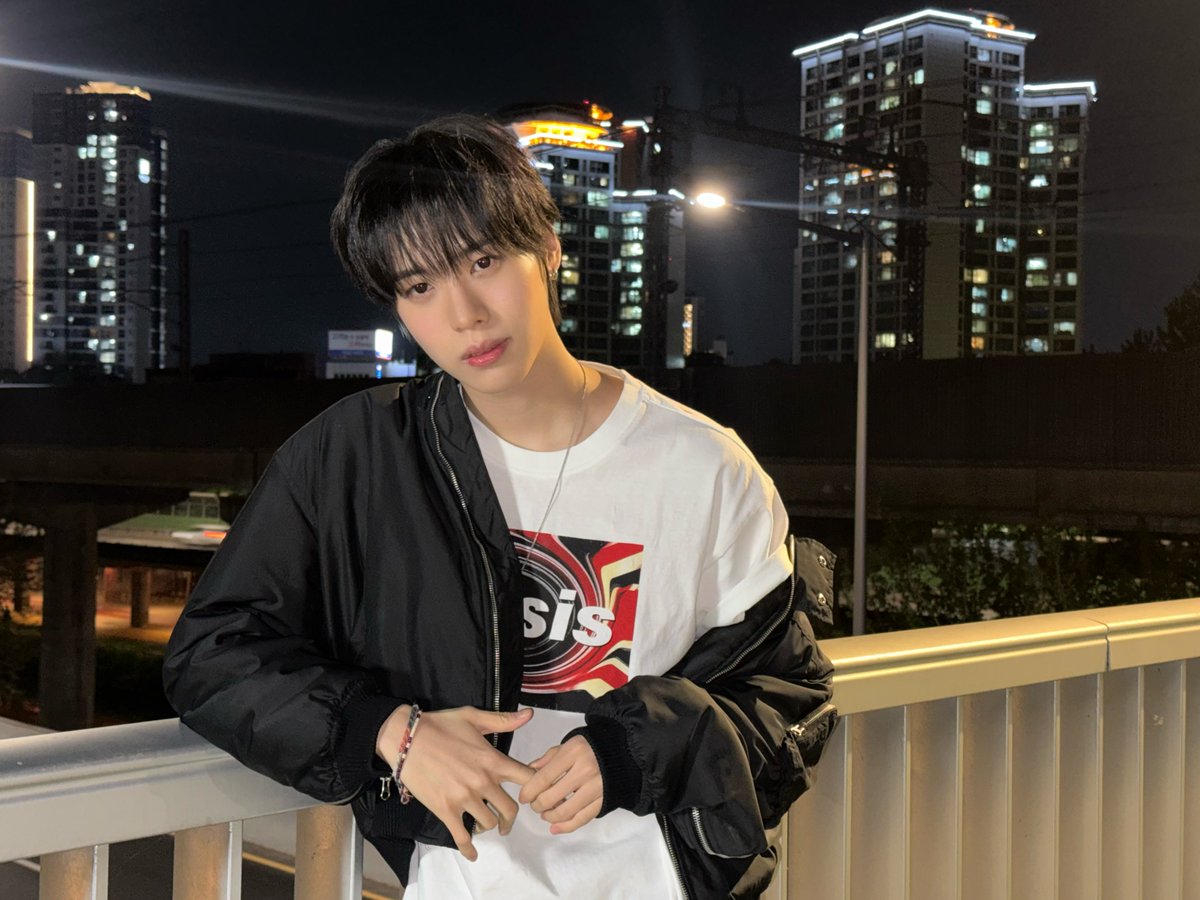 idntt_cosmo's tweet photo. 가로등 하나

#idntt #아이덴티티
#unevermet #최태인 #choitaein https://t.co/cUUMvjhRew