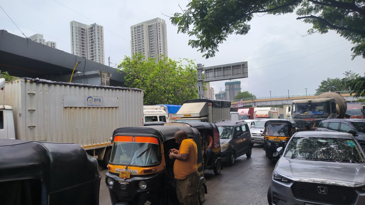 prashantorders's tweet photo. @ThaneCityPolice @mieknathshinde @PratapSarnaik  Traffic jam at Balkum Naka. https://t.co/95JBz5EPIp