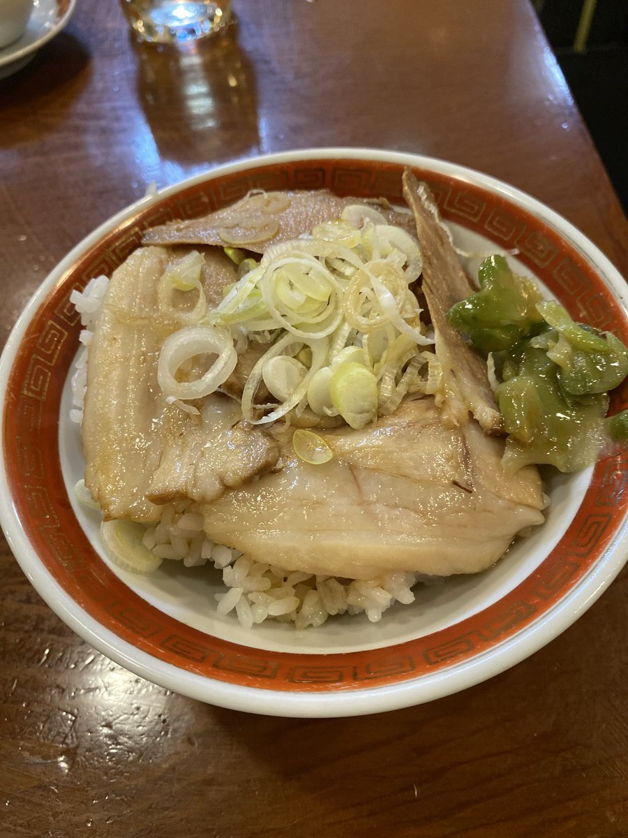 Caesar_salad00's tweet photo. 粗挽き肉汁ワンタン麺と煮豚飯
6種類のタレで味変しながら食べれる☺️
これで1200円で満足できる量でコスパよい✨️
塩生姜ダレが一番好き😋 https://t.co/EqfU5SZ8RV