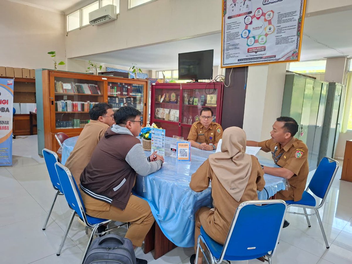Biroorg_Kalteng's tweet photo. Tim Kelembagaan Biro Organisasi Setda Prov. Kalteng menerima konsultasi Dinas Pendidikan terkait pengisian Peta Jabatan SMA/SMK/SLB pada SIASN Perencanaan, (13/07). #BiroOrganisasiKalteng #PemprovKalteng #ASNBerAKHLAK https://t.co/VWB8kiRXxj