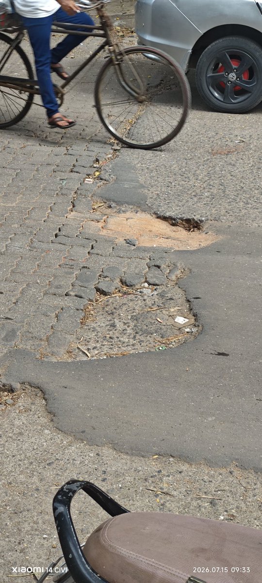 crazymanoj_1296's tweet photo. @mybmcWardMW   3 potholes on road please check 
Near Swami Vivekanand school thakkar bappa colony road chembur https://t.co/Y3Roqvpo9U