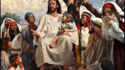 SacerdosMariae's tweet photo. La Palabra de Dios de hoy nos pone ante dos actitudes opuestas: la soberbia del que se cree dueño de todo y la pequeñez del que reconoce que todo lo ha recibido de Dios.

1️⃣ Isaías presenta a Asiria como instrumento en manos de Dios. Pero aquel pueblo acaba olvidándolo y se atribuye a sí mismo todas sus victorias.

«Con la fuerza de mi mano lo he hecho».

2️⃣ Es una tentación muy humana. Recibimos capacidades, oportunidades y éxitos, pero terminamos pensando que todo se debe únicamente a nuestro esfuerzo y a nuestra inteligencia.

3️⃣ Dios responde con una imagen llena de ironía:

«¿Se enorgullece el hacha contra quien corta con ella?».

El instrumento no puede presumir frente a la mano que lo sostiene.

4️⃣ Todo lo bueno que hacemos exige nuestra libertad, nuestro trabajo y nuestra responsabilidad. Pero antes que mérito nuestro, es gracia de Dios actuando en nosotros.

5️⃣ La soberbia comienza cuando el instrumento se cree dueño de la obra. Cuando dejamos de agradecer. Cuando olvidamos de dónde vienen nuestros dones y para qué nos fueron entregados.

6️⃣ El salmo recuerda que Dios ve la injusticia, aunque el poderoso piense que nadie lo observa:

«El que formó el ojo ¿no va a ver?».

Nada queda escondido ante Dios.

7️⃣ Frente a la soberbia de Asiria, Jesús presenta en el Evangelio a los pequeños:

«Has escondido estas cosas a los sabios y entendidos y se las has revelado a los pequeños».

8️⃣ Jesús no desprecia la inteligencia. Lo que rechaza es la autosuficiencia del que cree que ya lo sabe todo y que no necesita ser enseñado por nadie, ni siquiera por Dios.

9️⃣ El pequeño es quien sabe recibir. Quien escucha. Quien se deja corregir. Quien no pretende encerrar a Dios en sus esquemas ni convertir la fe en una exhibición de superioridad.

🔟 Hoy celebramos también a San Buenaventura, gran teólogo y doctor de la Iglesia. Su inmensa sabiduría no lo alejó de la humildad, sino que lo llevó a reconocer que el verdadero conocimiento de Dios culmina en el amor y la contemplación.

1️⃣1️⃣ Se puede saber mucho sobre Dios y, sin embargo, no conocerlo verdaderamente. La teología que no conduce a la oración, a la humildad y a la caridad se convierte fácilmente en vanidad.

1️⃣2️⃣ Hoy podemos preguntarnos: ¿me reconozco instrumento de Dios o me creo dueño de la obra? ¿Agradezco los dones recibidos o los utilizo para sentirme superior a los demás?

Señor, líbranos de la soberbia del hacha que olvida la mano que la sostiene. Danos un corazón pequeño, humilde y disponible, capaz de recibir tu verdad y poner nuestros dones al servicio de los demás.

San Buenaventura, ruega por nosotros.

#EvangelioDelDía #PalabraDeDios #SanBuenaventura #Humildad #FeCatólica #IglesiaCatólica