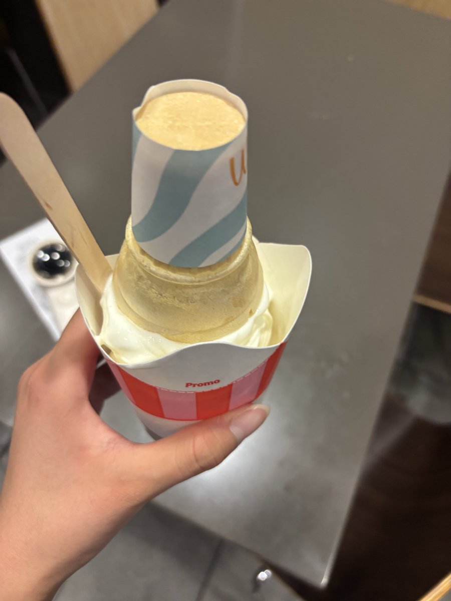 Ririsqt's tweet photo. I ordered a soft serve in a cup, not a cone… so what’s this? https://t.co/N0kCNhaPi7