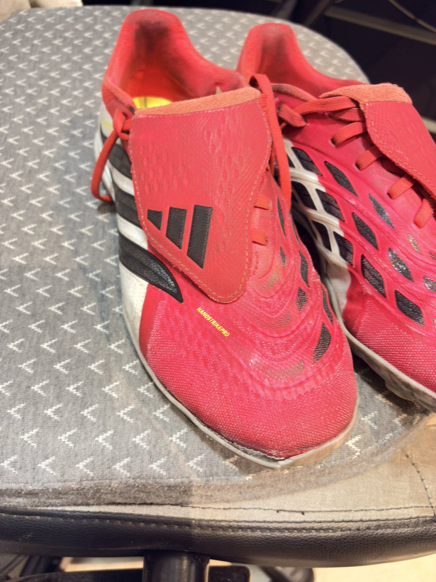 SALASRUEDA's tweet photo. @adidasMX @adidas que pasa aquí  mala calidad ? Tres meses que se compraron, usó solo entrenamiento y pocos días a la semana #adidaspredator https://t.co/sdKiMHUiFd
