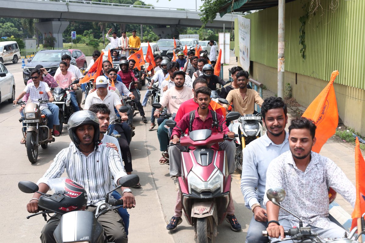 ABVPBanga's tweet photo. কলকাতা মহানগরের পক্ষ থেকে ABVP রাষ্ট্রীয় সাধারণ সম্পাদক  ডাঃ বীরেন্দ্র সিং সোলাঙ্কি মহাশয়কে স্বামী বিবেকানন্দের পূণ্যভূমিতে স্বাগতম জানানো হয়।

বিশেষভাবে উপস্থিত ছিলেন রাজ্য সম্পাদক নীলকন্ঠ ভট্টাচার্য, Pharma Vision ন্যাশনাল কনভেনর অপূর্ব নন্দী, কলকাতা মহানগর সম্পাদক স্বাধীন হালদার।

#ABVPKolkata
#ABVPBanga