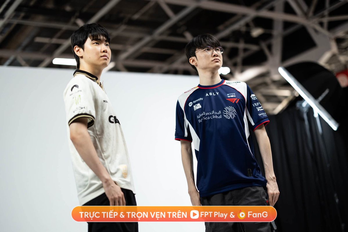 jieunming's tweet photo. EWC 재밌다ㅋㅋ

#Faker #Chovy #페이커 #쵸비 https://t.co/cZSMISlNBQ