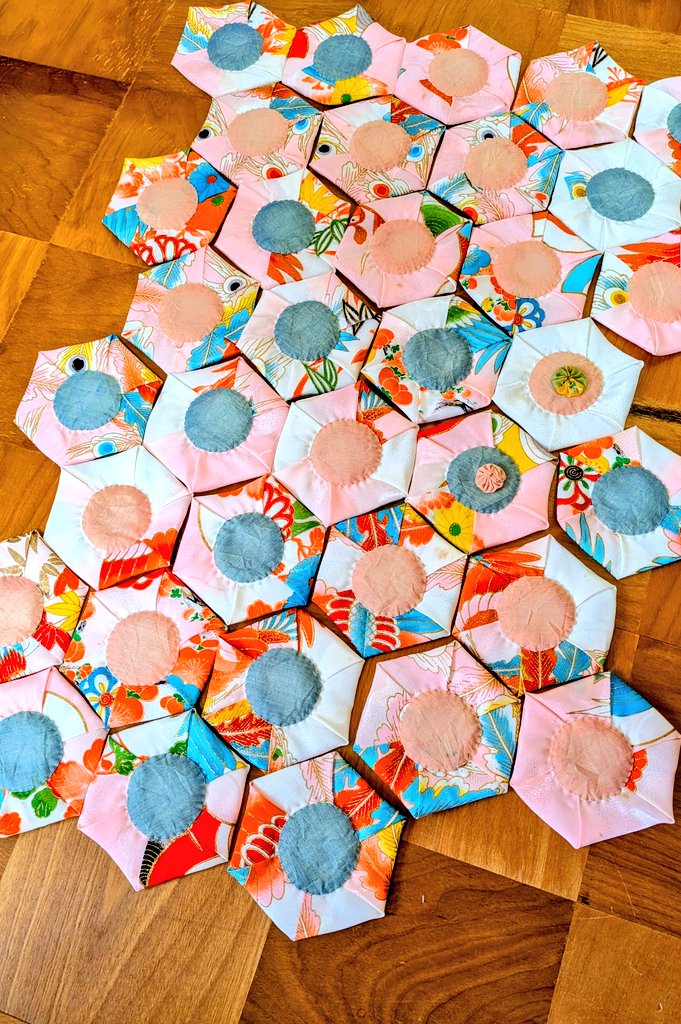 ヘキサゴンパーツで タペストリー製作中🪡 #パッチワーク #パッチ