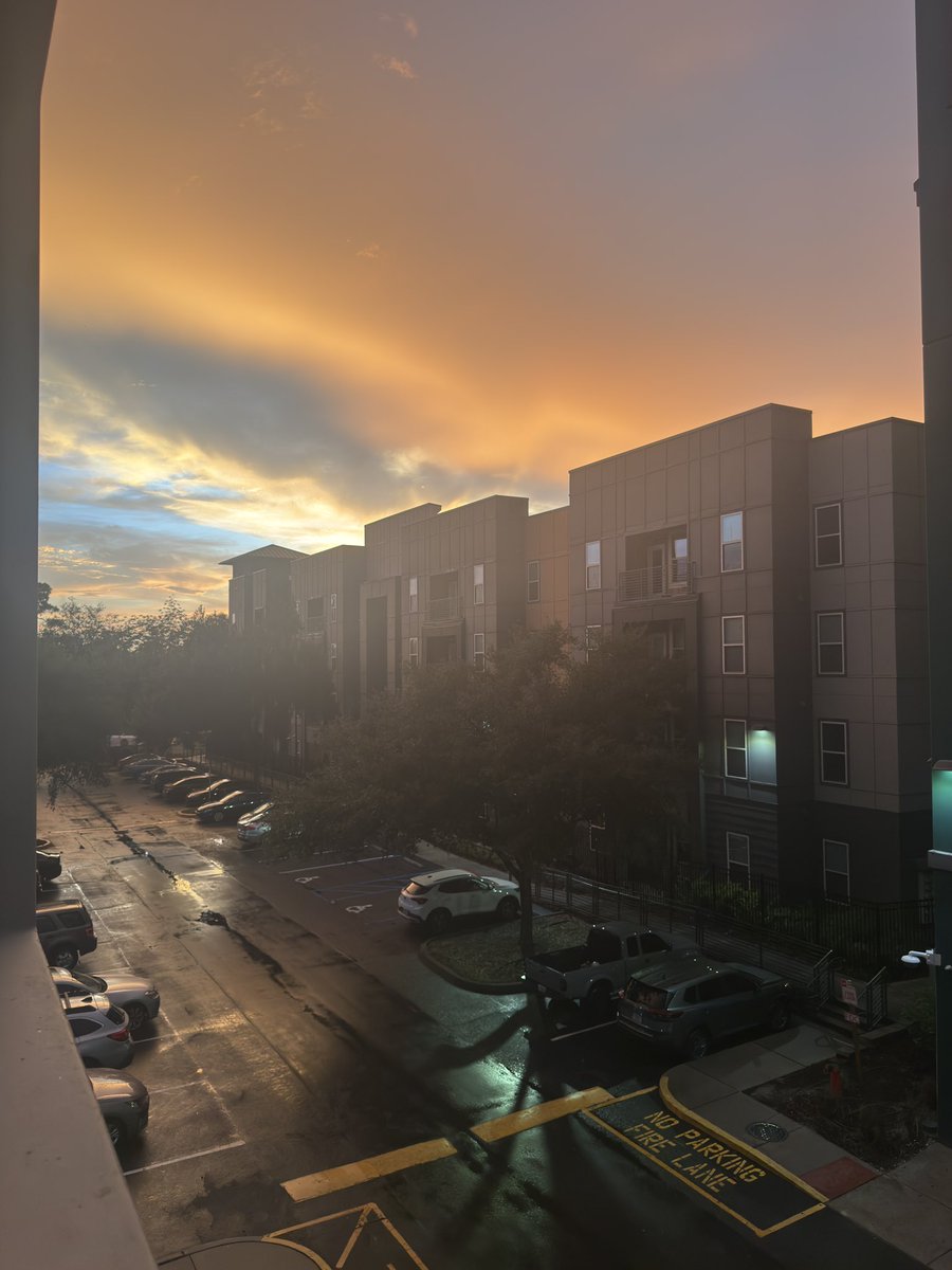 maya_delio's tweet photo. Be honest me or the sunset? #blonde #collegegirl #summer https://t.co/0fGPeNbEfI