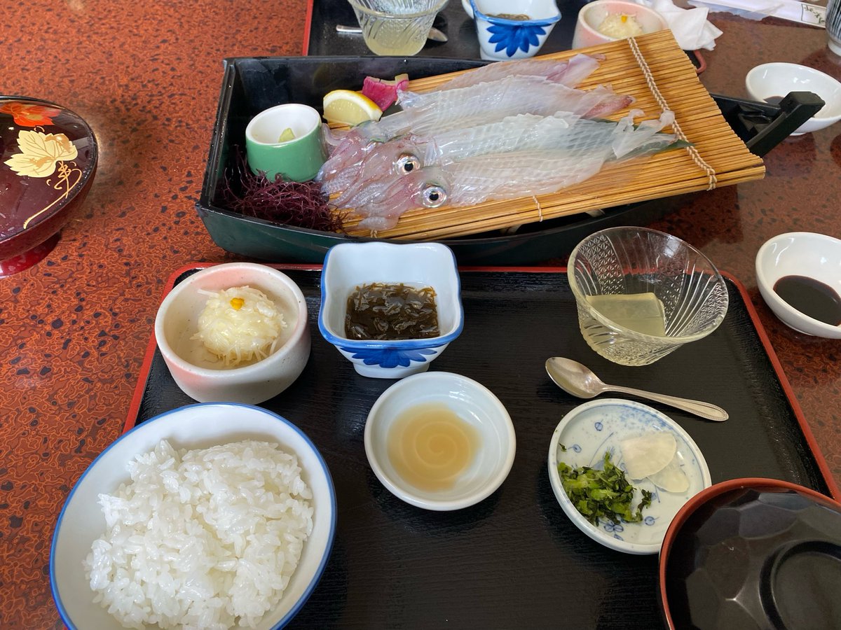 giepitonga's tweet photo. 数年ぶりの呼子、イカの活き造り https://t.co/tZwL8Pb70V