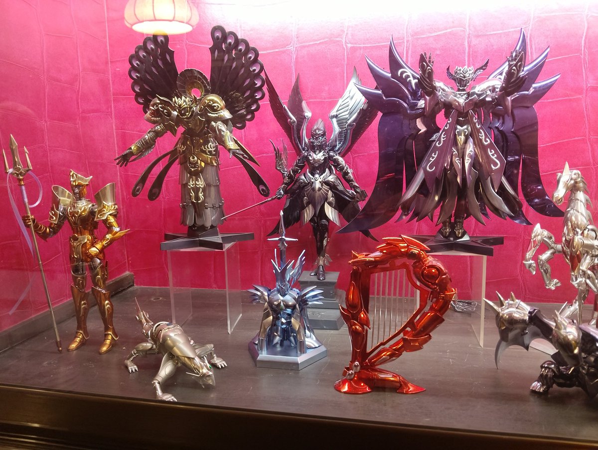 Lacsy2's tweet photo. 岐阜にお墓参り来たんだけど昼メシにいつも入る鰻屋さんの席に通された隣のゾーンにこちらが！！！神すぎやろ https://t.co/SM30ot4S7V