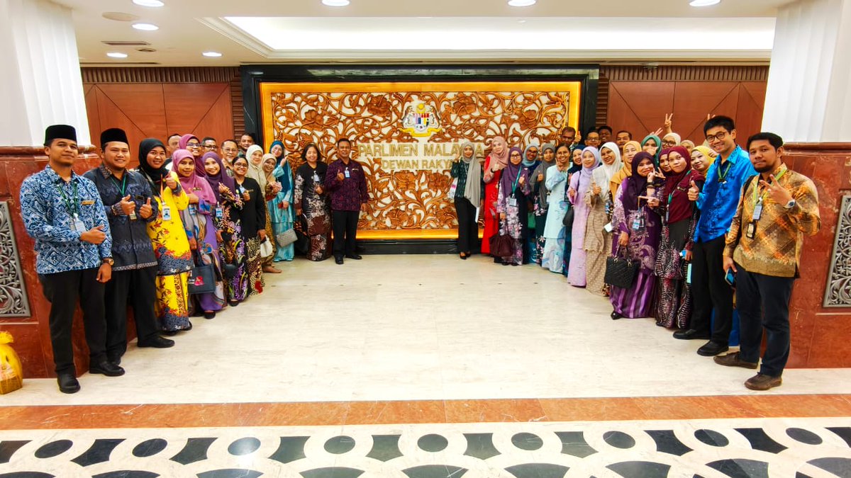 FRIMKepong's tweet photo. 📅2/7
@FRIMKepong lawat Parlimen Malaysia bagi dedah warga kerja proses gubal undang-undang. Program diketuai Ketua Pengarah FRIM, Dato' Dr Ismail Parlan. Delegasi turut mesyuarat di auditorium, saksikan sidang Dewan Rakyat &amp; bertemu PM, Dato' Seri Anwar Ibrahim.  #FRIM #Parlimen https://t.co/HK3ColmgL8