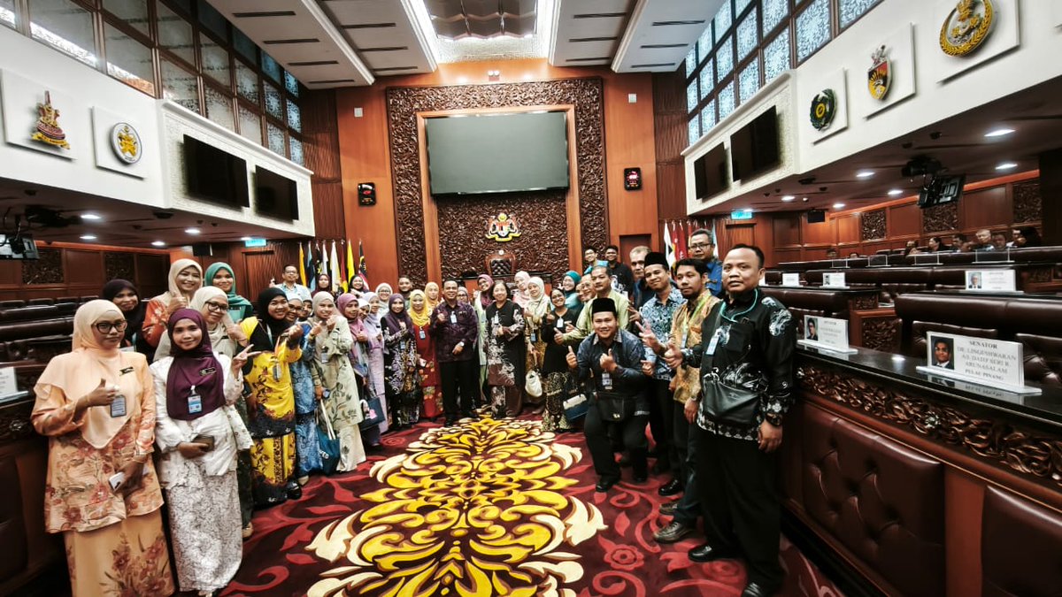 FRIMKepong's tweet photo. 📅2/7
@FRIMKepong lawat Parlimen Malaysia bagi dedah warga kerja proses gubal undang-undang. Program diketuai Ketua Pengarah FRIM, Dato' Dr Ismail Parlan. Delegasi turut mesyuarat di auditorium, saksikan sidang Dewan Rakyat &amp; bertemu PM, Dato' Seri Anwar Ibrahim.  #FRIM #Parlimen https://t.co/HK3ColmgL8